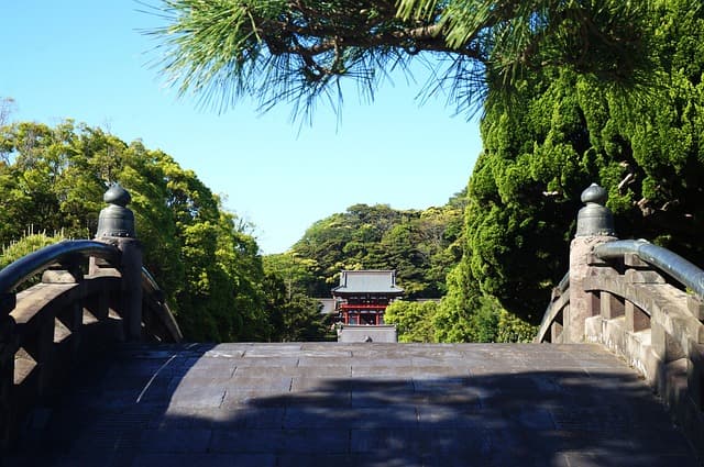 海から見る鎌倉：ビーチ、寺院、海のパノラマ
