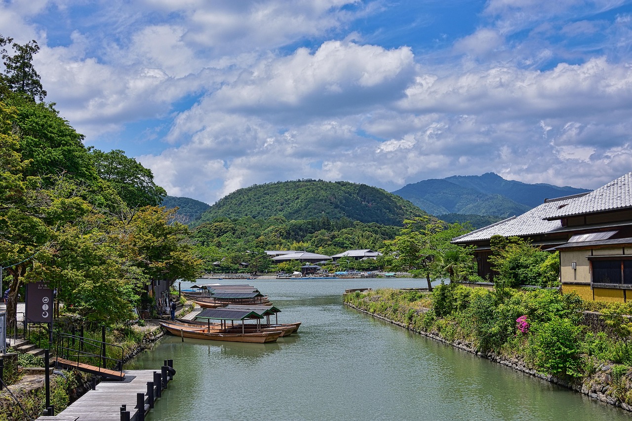 京都の保津川：山とカエデの間を流れるラフティング